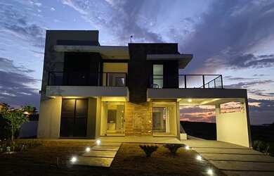 Imagem: A casa possui 4 Dormitórios, 4 Banheiros, 4 Vagas na garagem