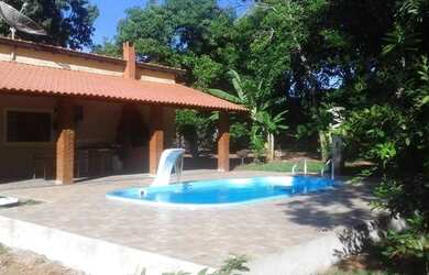 Imagem: A casa possui 2 Dormitórios, 3 Banheiros, 5 Vagas na garagem