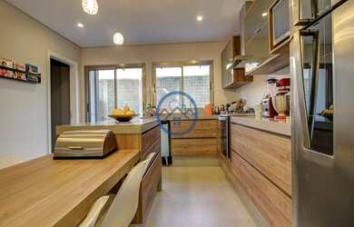 Imagem: A casa em condomínio possui 4 Dormitórios, 3 Banheiros, 4