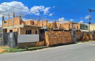 Imagem: A casa possui 2 Dormitórios, 1 Banheiro, 2 Vagas na garagem