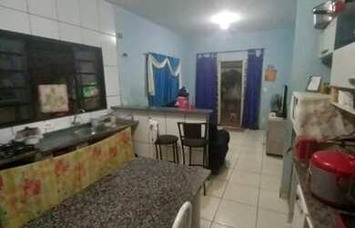 Imagem: A casa possui 1 Dormitório, 2 Banheiros, 2 Vagas na garagem