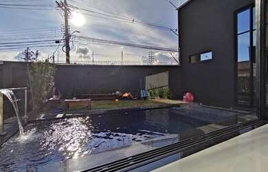 Imagem: A casa possui 3 Dormitórios, 3 Banheiros, 300m² de Área e