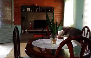 Imagem: A casa possui 2 Dormitórios, 1 Banheiro, 1 Vaga na garagem