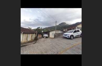 Imagem: A casa possui 3 Dormitórios, 1 Banheiro, 2 Vagas na garagem