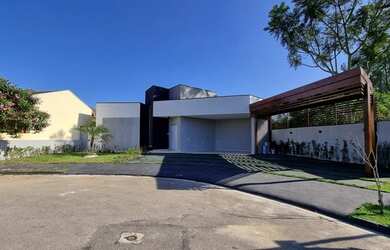 Imagem: A casa em condomínio possui 3 Dormitórios, 2 Banheiros, 4