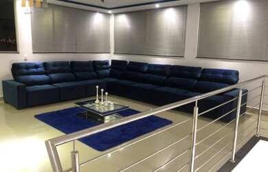 Imagem: A casa e possui 4 Dormitórios, 4 Banheiros, 2 Vagas na garagem