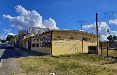 Imagem: A casa possui 4 Dormitórios, 2 Banheiros, 2 Vagas na garagem