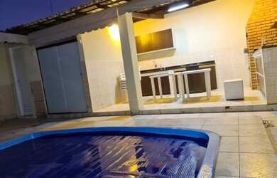 Imagem: A casa possui 4 Dormitórios, 3 Banheiros, 4 Vagas na garagem