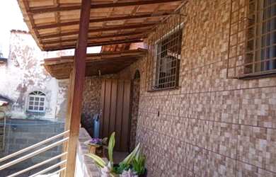 Imagem: A casa possui 3 Dormitórios, 3 Banheiros, 4 Vagas na garagem