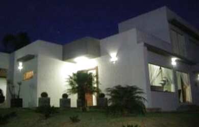 Imagem: A casa em condomínio possui 4 Dormitórios, 3 Banheiros, 4