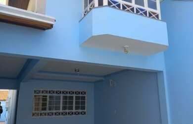 Imagem: A casa possui 3 Dormitórios, 2 Banheiros, 4 Vagas na garagem