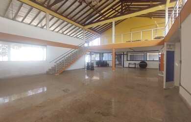 Imagem: O depósito possui 5 Vagas na garagem, 550m² de Área e está