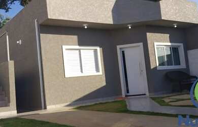 Imagem: A casa possui 2 Dormitórios, 2 Banheiros, 2 Vagas na garagem