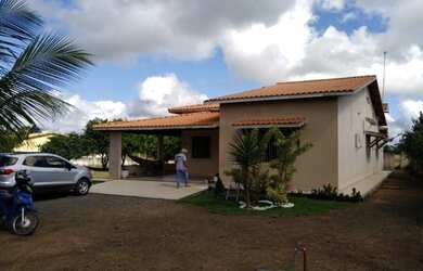 Imagem: A casa possui 4 Dormitórios, 3 Banheiros, 2 Vagas na garagem