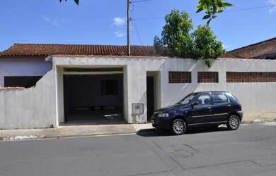 Imagem: A casa possui 4 Dormitórios, 5 Banheiros, 3 Vagas na garagem