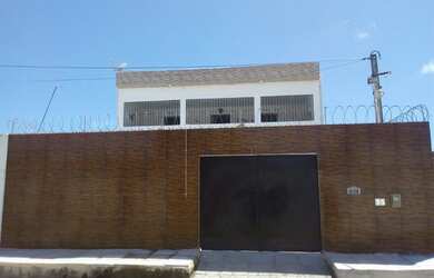 Imagem: A casa possui 5 Dormitórios, 3 Vagas na garagem e está localizado