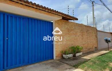 Imagem: A casa possui 4 Dormitórios, 3 Banheiros, 2 Vagas na garagem