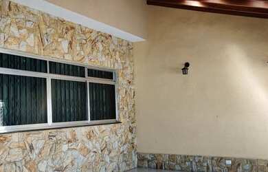 Imagem: A casa possui 3 Dormitórios, 3 Banheiros, 4 Vagas na garagem