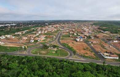 Imagem: A casa possui 3 Dormitórios, 2 Banheiros, 2 Vagas na garagem