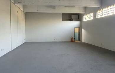 Imagem: O depósito possui 2 Vagas na garagem, 552m² de Área e está