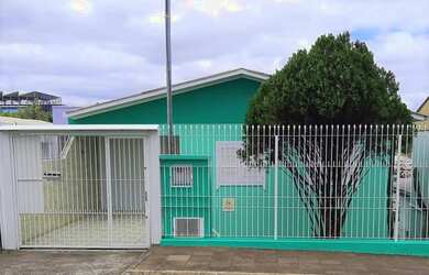 Imagem: A casa possui 4 Dormitórios, 2 Banheiros, 3 Vagas na garagem