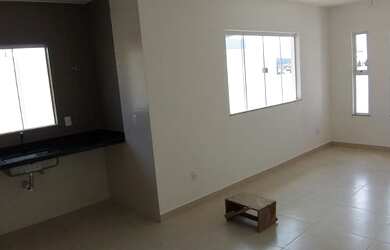 Imagem: A casa possui 3 Dormitórios, 2 Banheiros, 2 Vagas na garagem