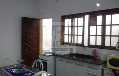 Imagem: A casa possui 2 Dormitórios, 2 Banheiros, 1 Vaga na garagem