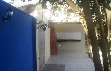 Imagem: A casa possui 3 Dormitórios, 2 Banheiros, 5 Vagas na garagem