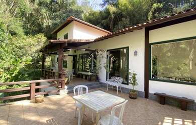 Imagem: A casa em condomínio à venda possui 4 Dormitórios, 5 Banheiros