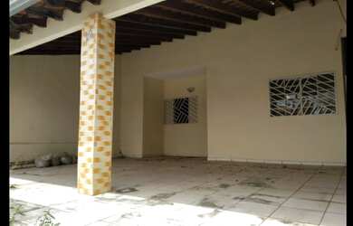 Imagem: A casa possui 2 Dormitórios, 1 Banheiro, 2 Vagas na garagem