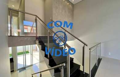 Imagem: A casa em condomínio possui 4 Dormitórios, 4 Banheiros, 4