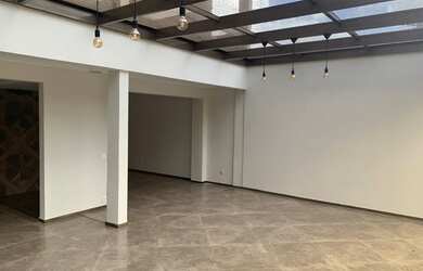 Imagem: O depósito à venda possui 4 Vagas na garagem e 350m² de Área