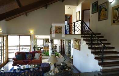 Imagem: A casa possui 4 Dormitórios, 5 Banheiros, 4 Vagas na garagem