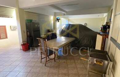 Imagem: A casa possui 4 Dormitórios, 3 Banheiros, 4 Vagas na garagem