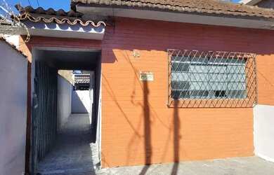 Imagem: A casa possui 1 Dormitório, 1 Banheiro, 1 Vaga na garagem