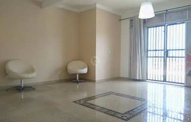 Imagem: A casa possui 3 Dormitórios, 4 Banheiros, 2 Vagas na garagem