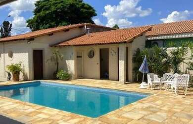 Imagem: A casa possui 4 Dormitórios, 5 Banheiros, 5 Vagas na garagem