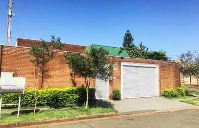 Imagem: A casa possui 3 Dormitórios, 3 Banheiros, 2 Vagas na garagem