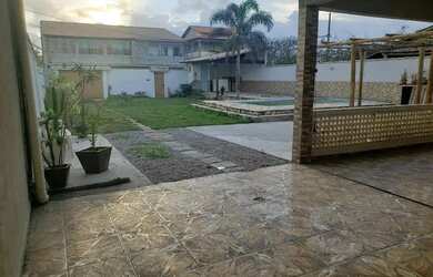 Imagem: A casa possui 4 Dormitórios, 4 Banheiros, 5 Vagas na garagem