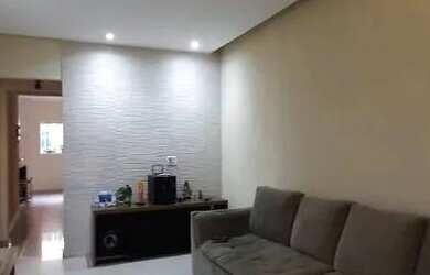 Imagem: A casa possui 2 Dormitórios, 2 Banheiros, 2 Vagas na garagem