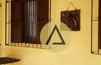 Imagem: A casa possui 2 Dormitórios, 1 Banheiro, 2 Vagas na garagem