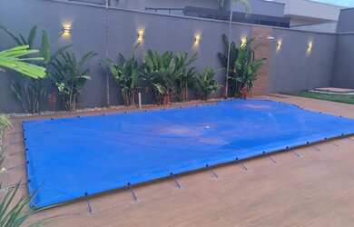 Imagem: A casa em condomínio possui 3 Dormitórios, 5 Banheiros, 240m²