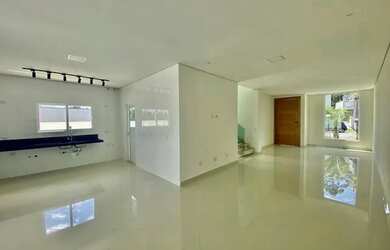 Imagem: A casa possui 3 Dormitórios, 5 Banheiros, 4 Vagas na garagem