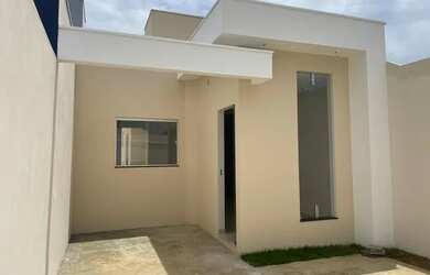 Imagem: A casa possui 3 Dormitórios, 1 Banheiro, 2 Vagas na garagem