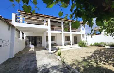 Imagem: A casa possui 3 Dormitórios, 1 Banheiro, 4 Vagas na garagem