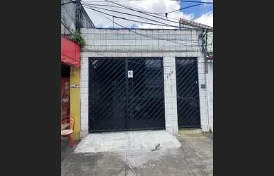 Imagem: A casa possui 2 Dormitórios, 3 Banheiros, 1 Vaga na garagem