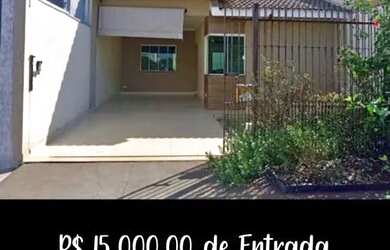 Imagem: A casa possui 3 Dormitórios, 2 Banheiros, 2 Vagas na garagem