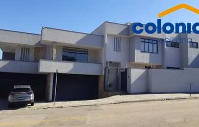 Imagem: A casa possui 3 Dormitórios, 5 Banheiros, 4 Vagas na garagem