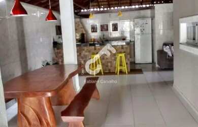 Imagem: A casa em condomínio possui 4 Dormitórios, 1 Banheiro, 2 Vagas