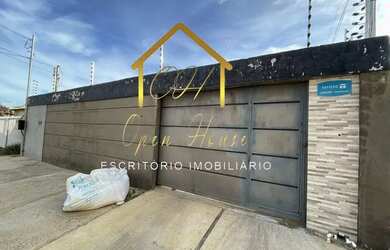 Imagem: A casa possui 3 Dormitórios, 2 Banheiros, 1 Vaga na garagem